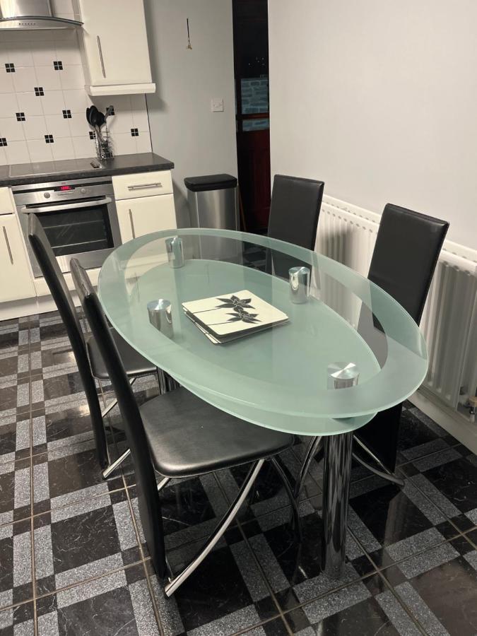 The Farm House Modern Spacious 2 Bedroom Home At Tong Road Leeds Perfect For Contractors Free Secure Parking Pudsey Eksteriør bilde